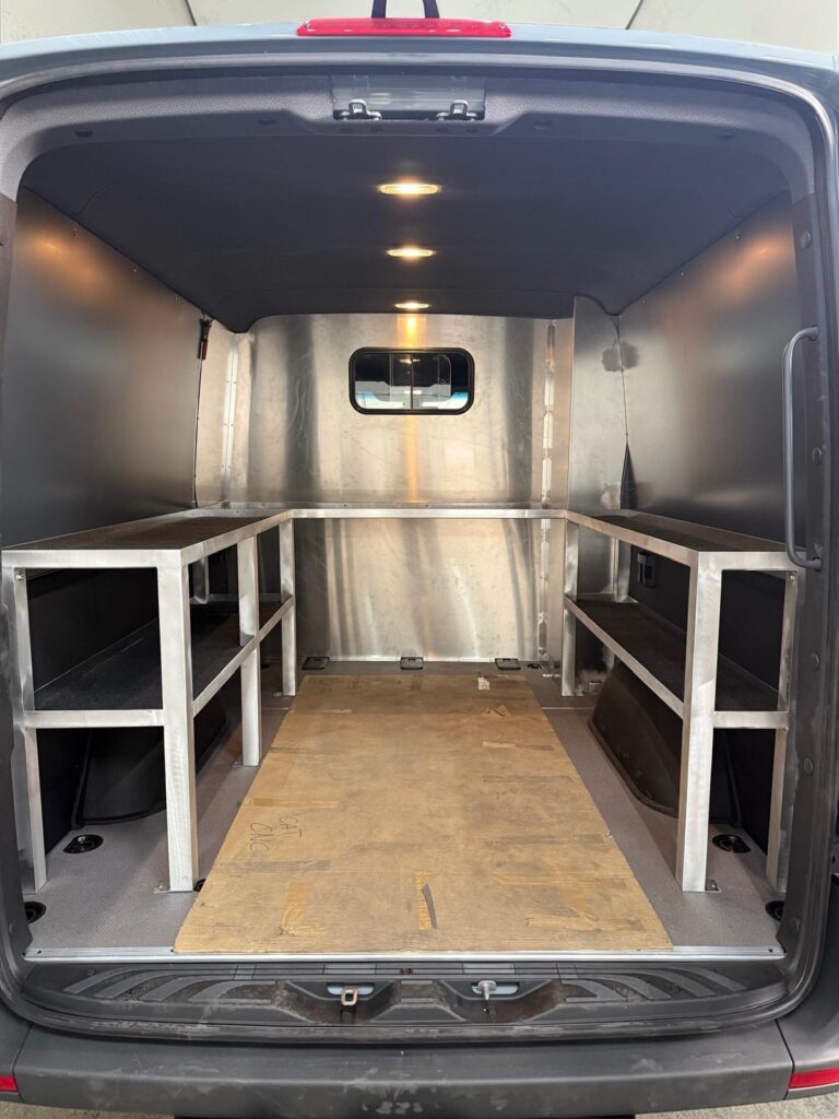 Izrada pregradne konstrukcije i polica